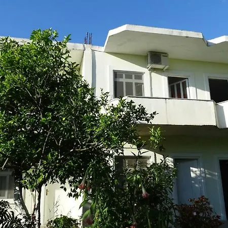 Petro's Riverside مزرعة للإقامة